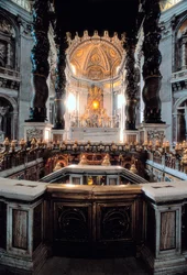 Ansicht des von Gian Lorenzo Bernini entworfenen Baldachins des Hochaltars, Petersdom (Basilica San Pietro) in Rom, Italien