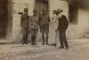 Album "Bilder des Krieges II": Rotes Kreuz und italienische Soldaten (s/w Foto)