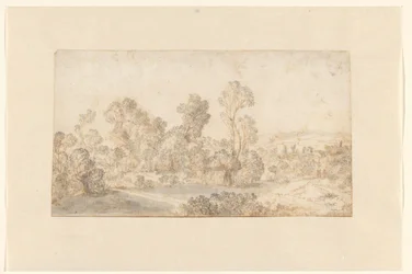 Hügelige Landschaft mit hohen Bäumen entlang eines Flusses