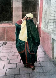 Persische Frau in traditioneller Tracht, ca. 1890