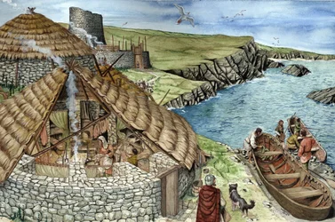 Vorgeschichte: Rekonstruktion des täglichen Lebens in der Eisenzeit, eine Familie in einem Broch, befestigte Wohnstätte in Schottland, wahrscheinliche Vorfahren von Festungen, dargestellt in einem Querschnitt, Frauen kochen, Männer fahren mit dem Boot z