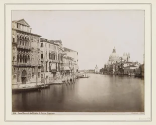 Blick auf den Canal Grande in Venedig mit Santa Maria della Salute auf der rechten Seite