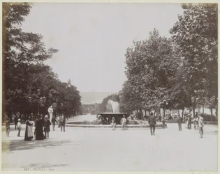 Platz mit einem Brunnen und flanierenden Menschen in Neapel
