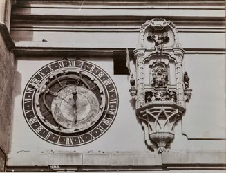 Das Quadrant des Uhrturms in Bern, von Kaspar Brunnen (1527-1530). Neben der astronomischen Uhr ein Kiosk mit Statuetten, die vier Minuten vor dem Stundenschlag vom Uhrwerk bewegt werden