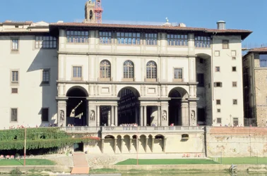 Fassade der Uffizien-Galerie am Arno