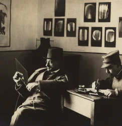 Alfredo Trombetta Radiologe mit einem Mann in Militäruniform, in der radiologischen Abteilung des Militärkrankenhauses in Campobasso.