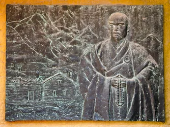 Ekai Kawaguchi Gedenktafel zur Feier des ersten japanischen Besuchers in Nepal (1899), Boudhanath Stupa, Kathmandu, Nepal (Foto)