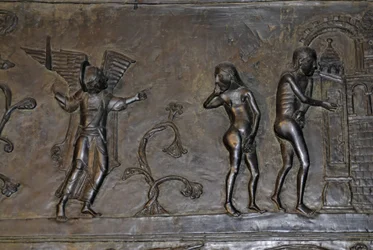 Ottonische Kunst: Adam und Eva werden aus dem Paradies vertrieben. Um 1015. Skulptur an einer der Bronzetüren der Kathedrale St. Maria in Hildesheim (Deutschland).
