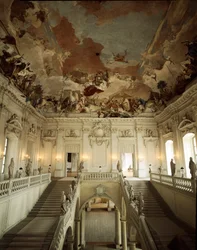 Ansicht des großen Treppenhauses und der Decke mit der Darstellung der Allegorie der fünf Kontinente. 1753, Würzburger Residenz, erbaut vom Architekten Johann Balthasar Neumann (1687-1753), Deutschland