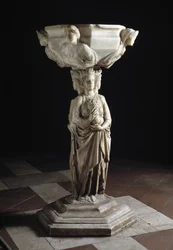 Weihwasserbecken am Pfeiler mit den drei theologischen Tugenden und der Schale mit den Büsten der vier Kardinaltugenden, 13. Jahrhundert (Skulptur)