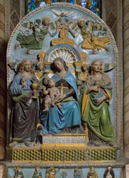Die Jungfrau und das Kind mit der heiligen Madeleine und dem heiligen Johannes Evangelist Marmor und Terrakotta Polychrom von Giovanni della Robbia (1469-1529)