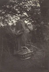 Frau steht mit Korb auf dem Boden, 1870