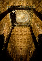 Ansicht der Decke mit Holzkästen markiert und vergoldet von Giuliano da Sangallo (1445 ca. 1516) und Hauptaltar von Architekt Ferdinando Fuga (1699-1781). Basilika Santa Maria Maggiore, Rom.
