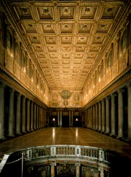 Blick auf das zentrale Kirchenschiff und die Kassettendecke aus Holz, markiert und vergoldet von Giuliano da Sangallo
