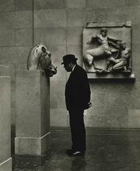 Mann betrachtet Skulpturen im British Museum, London 1950er Jahre