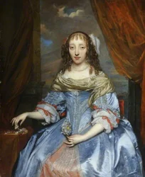 Dame in einem blauen Satinkleid
