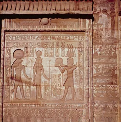 Relief, das einen Pharao zeigt, der Hathor und Horus ein Opfer darbringt, aus dem römischen Geburtshaus oder Mammisi in Dendera, ca. 125 v. Chr. - 60 n. Chr.