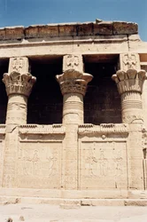 Die Südwand des römischen Geburtshauses oder Mammisi, mit Reliefs, die einen Pharao zeigen, der Göttern Opfer darbringt, und Säulen mit Bildern von Bes, ca. 125 v. Chr. - 60 n. Chr.