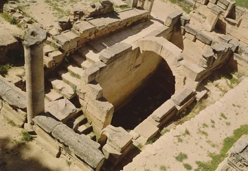 Luftaufnahme des Nymphäums, restauriert von den Römern um 20 v. Chr.