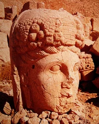 Kolossaler Kopf mit den Zügen der Göttin Tyche