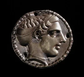 Goldapplikation eines weiblichen Kopfes mit Sakos, aus Kerch, 5. Jahrhundert