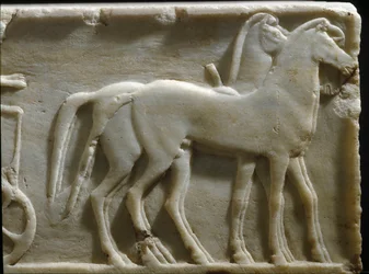 Griechische Kunst: „Pferde eines Quadriga“ (Detail der Basis eines Kouros)