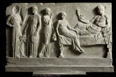 Griechische Kunst: niedriges votives Marmorrelief, Dionysos Bacchus von Komödianten gewidmet, es stellt „Die Bakchen“ von Euripides dar - 410 v. Chr. - Athen, Nationales Archäologisches Museum