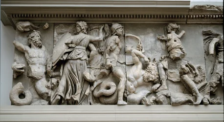 Griechische Kunst: Darstellung von Hekate und Artemis. Fries des Altars von Zeus in Pergamon, Flachrelief von Eumenes II.