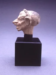 Grotesker Frauenkopf, 100 v. Chr.-100 n. Chr. (Terrakotta)