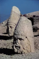 Kopf von Zeus-Oromandes und eine Göttin