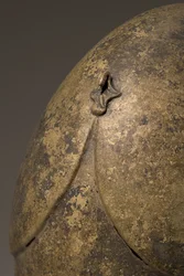 Helm mit phallischem Applikat, chalkidisch, 5.-4. Jahrhundert v. Chr. (Detail)