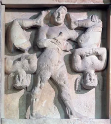 Magna Graecia: Metope mit Herakles und den Kerkopen, Steinrelief, 575-550 v. Chr.