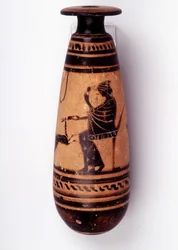 Malerei auf Vase: Alabaster zur Aufbewahrung von Parfüm: Eine Seite zeigt eine Frau, die mit einem Reh spielt und eine Blume hält. Ihr Korb zur Aufbewahrung der Wolle ist hinter ihr. 500 v. Chr. BNF, Medaillenamt