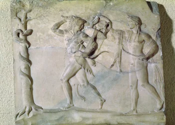 Tafel, die Herkules zeigt, wie er das delphische Dreibein vor Apollo entführt (Marmor)