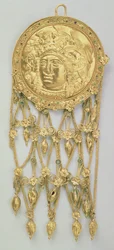 Anhänger mit dem Kopf der Athena Parthenos (Gold und Emaille)
