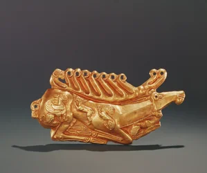 Liegender Hirsch, dekoriert mit Figuren eines geflügelten Greifs, Hasen, Löwen, Hund und Widderkopf