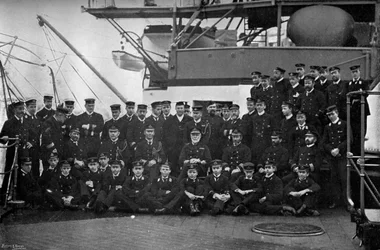 Admiral Lord Walter Kerr und seine Offiziere auf dem Achterdeck seines Flaggschiffs, HMS Majestic, 1896