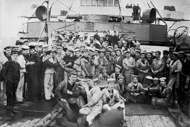 Maschinenraum-Besatzung an Bord der HMS Majestic, 1896