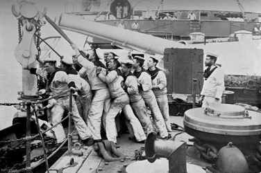 Ankerheben auf dem Vorschiff des Schlachtschiffs HMS Majestic, 1896