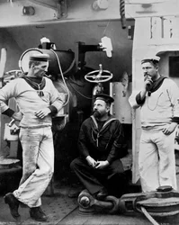 Drei Unteroffiziere an Bord des Kreuzers HMS Theseus, 1896