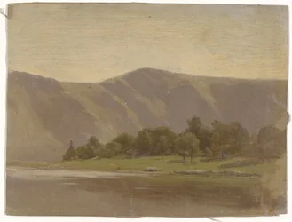 Fluss am Fuße eines Gebirges