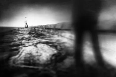 Verschwommene Figur auf dem Pier
