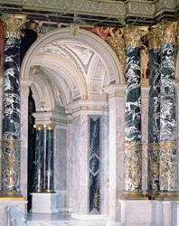 Innenraum des Kunsthistorischen Museums in Wien, Detail mit einem Torbogen und der Zwickeldekoration aus Figuren, die die italienische Renaissance darstellen, 1890-91