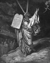 Moses steigt mit den Gesetzestafeln vom Berg Sinai herab