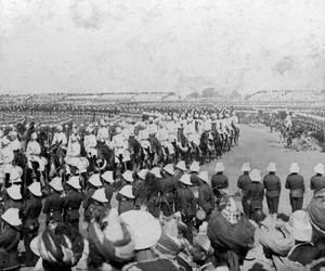 Das kaiserliche Kadettenkorps eskortiert ihre Majestäten in die Durbar-Arena, Delhi, Indien, 1903