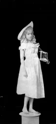 Lebende Statuen; Mädchen mit Vogelkäfig, um 1890