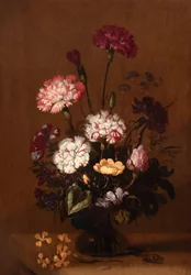 Stillleben mit Nelken, Rosen und Alpenveilchen in einer Glasvase auf einem Steinsims mit einer Heuschrecke