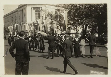 Polizei beschlagnahmt die Banner der Suffragetten, bevor sie den US-Senat erreichen