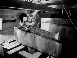 Entdeckung des Grabes des Pharaos Tutanchamun im Tal der Könige (Ägypten): In der Grabkammer arbeitet Howard Carter am Deckel des zweiten Sarges, Oktober 1925 (S. 1568)