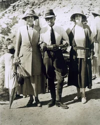 Von links nach rechts: Lady Somerleyton, Colonel Watson Pasha und die ehrenwerte Lady Alexander am Grab von Tutanchamun, Tal der Könige